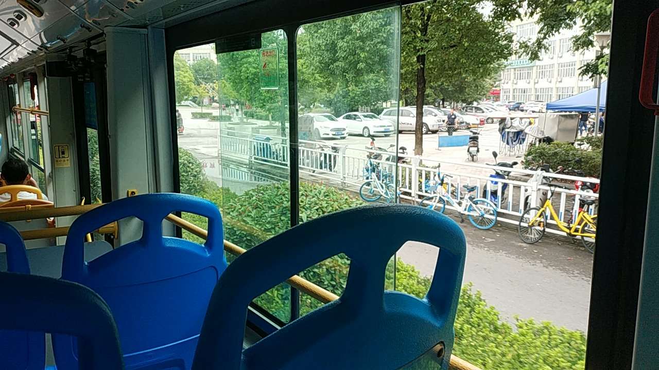 公交车窗外图片